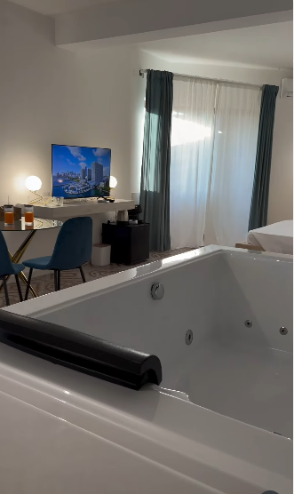 Suite 206 — hot tub with valley view